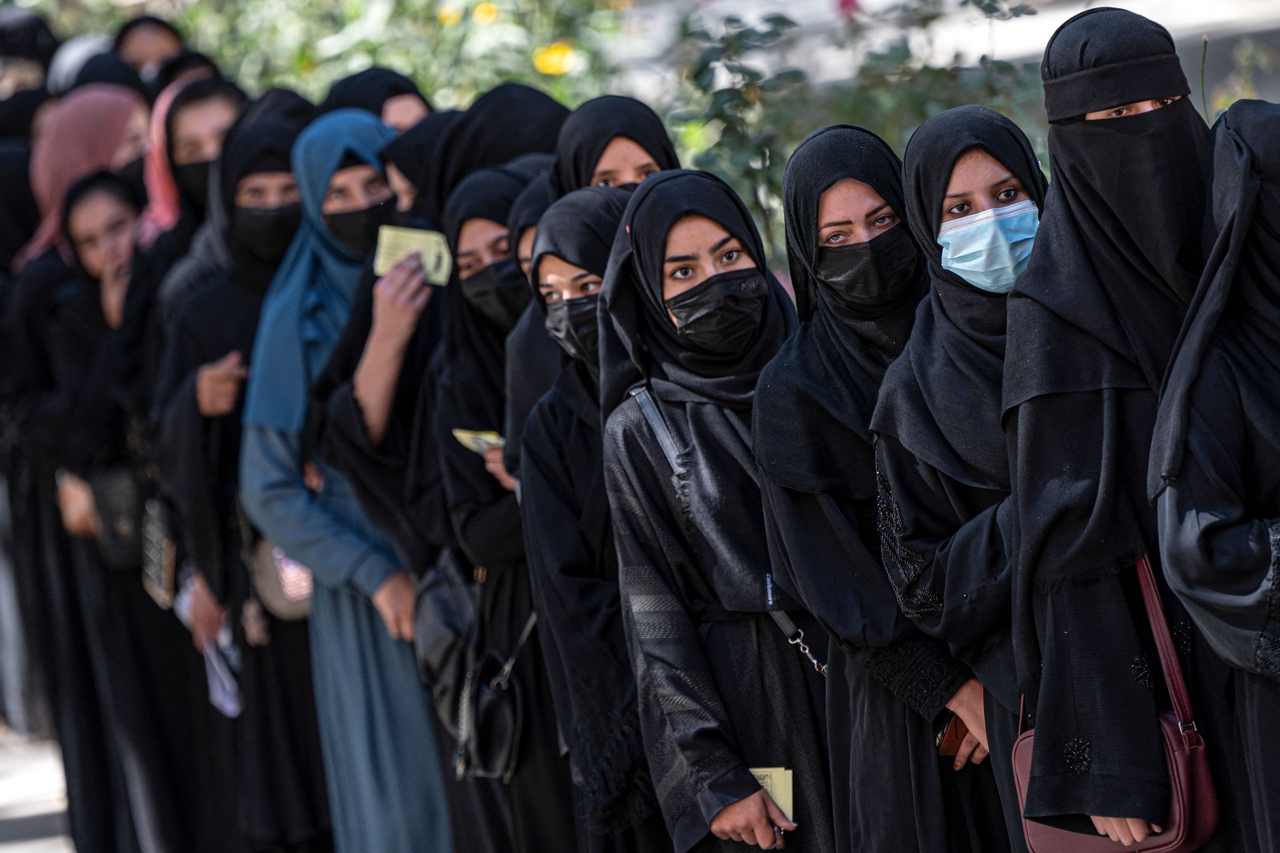 Mujeres en Afganistán. (Photo by WAKIL KOHSAR/AFP via Getty Images)