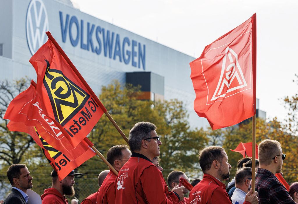 Manifestaciones de empleados de Volkswagen. I Foto: JENS SCHLUETER/AFP via Getty Images.