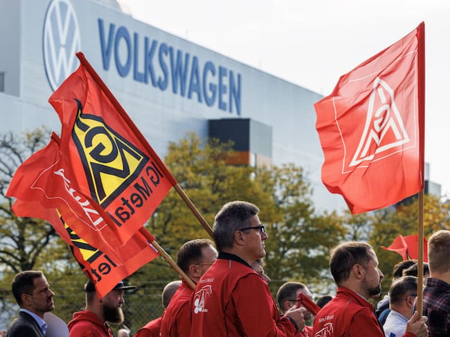 Manifestaciones de empleados de Volkswagen. I Foto: JENS SCHLUETER/AFP via Getty Images.