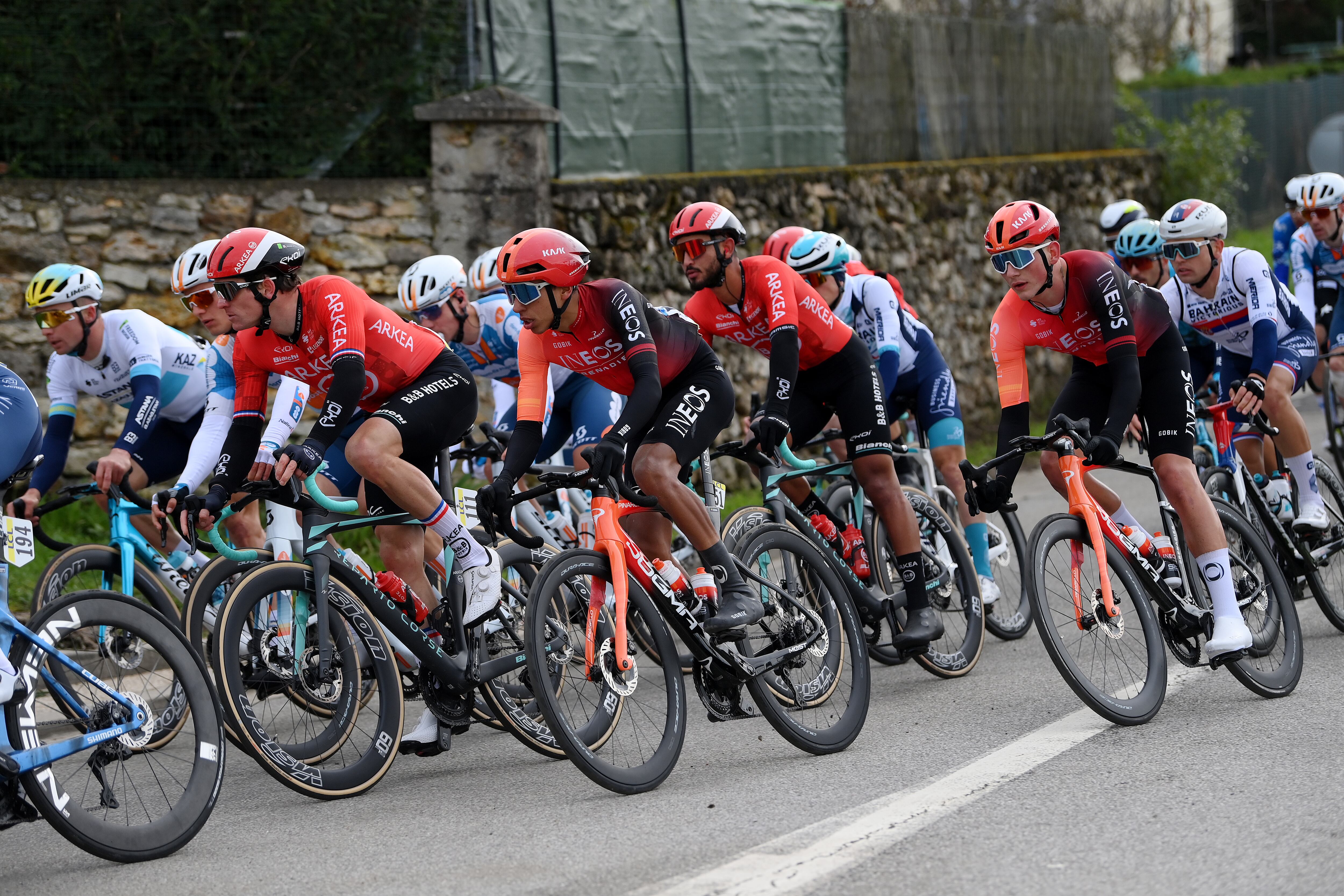 Egan Bernal en la primera etapa de la París-Niza. (Foto: Alex Broadway/Getty Images)