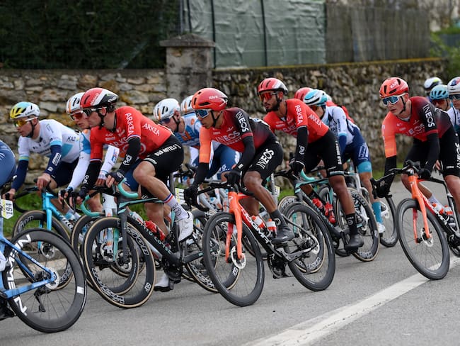Egan Bernal en la primera etapa de la París-Niza. (Foto: Alex Broadway/Getty Images)