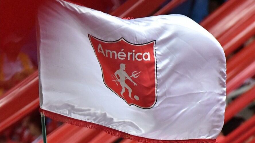 Hinchas del América piden reunirse con bengalas para recibir al equipo en Bogotá . Foto: Gabriel Aponte/Vizzor Image/Getty Images