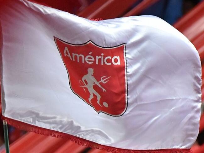 Hinchas del América piden reunirse con bengalas para recibir al equipo en Bogotá . Foto: Gabriel Aponte/Vizzor Image/Getty Images