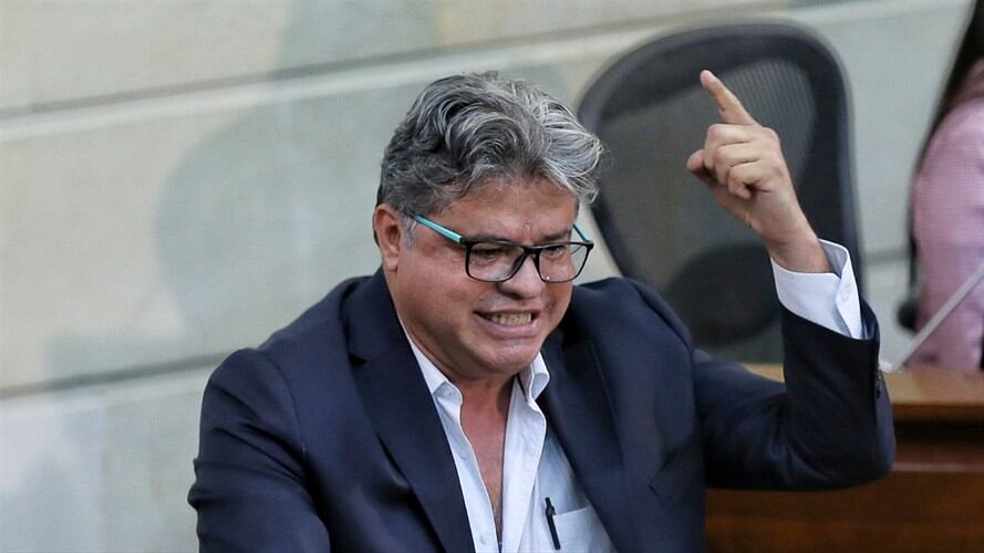 El senador del Polo Democrático, Wilson Arias, se enfrenta a Policía en Cali para defender a jóvenes. Foto: Colprensa