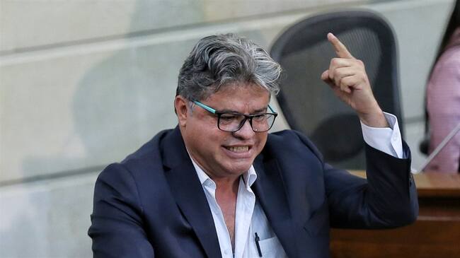 El senador del Polo Democrático, Wilson Arias, se enfrenta a Policía en Cali para defender a jóvenes. Foto: Colprensa