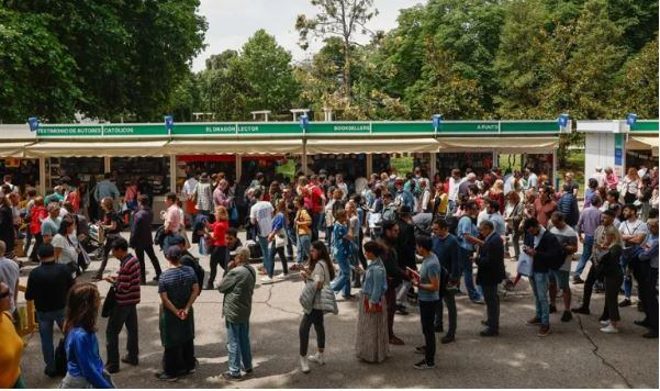 Visitantes Feria del Libro de Madrid ubicada en el Parque del Retiro. Foto: Sergio Pérez/EFE