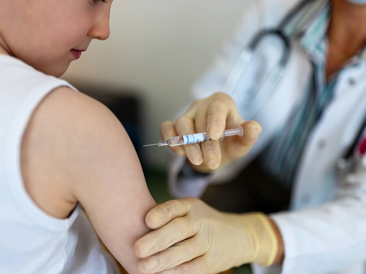 ¿Cuáles son las vacunas esenciales para los niños y a qué edad deben suministrarse?