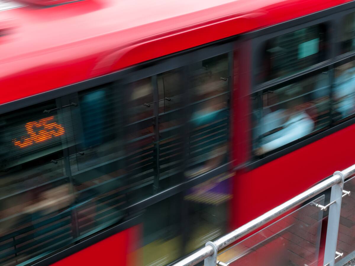 Accidente entre 3 buses de TransMilenio colapsó la movilidad en carrera 30 en Bogotá