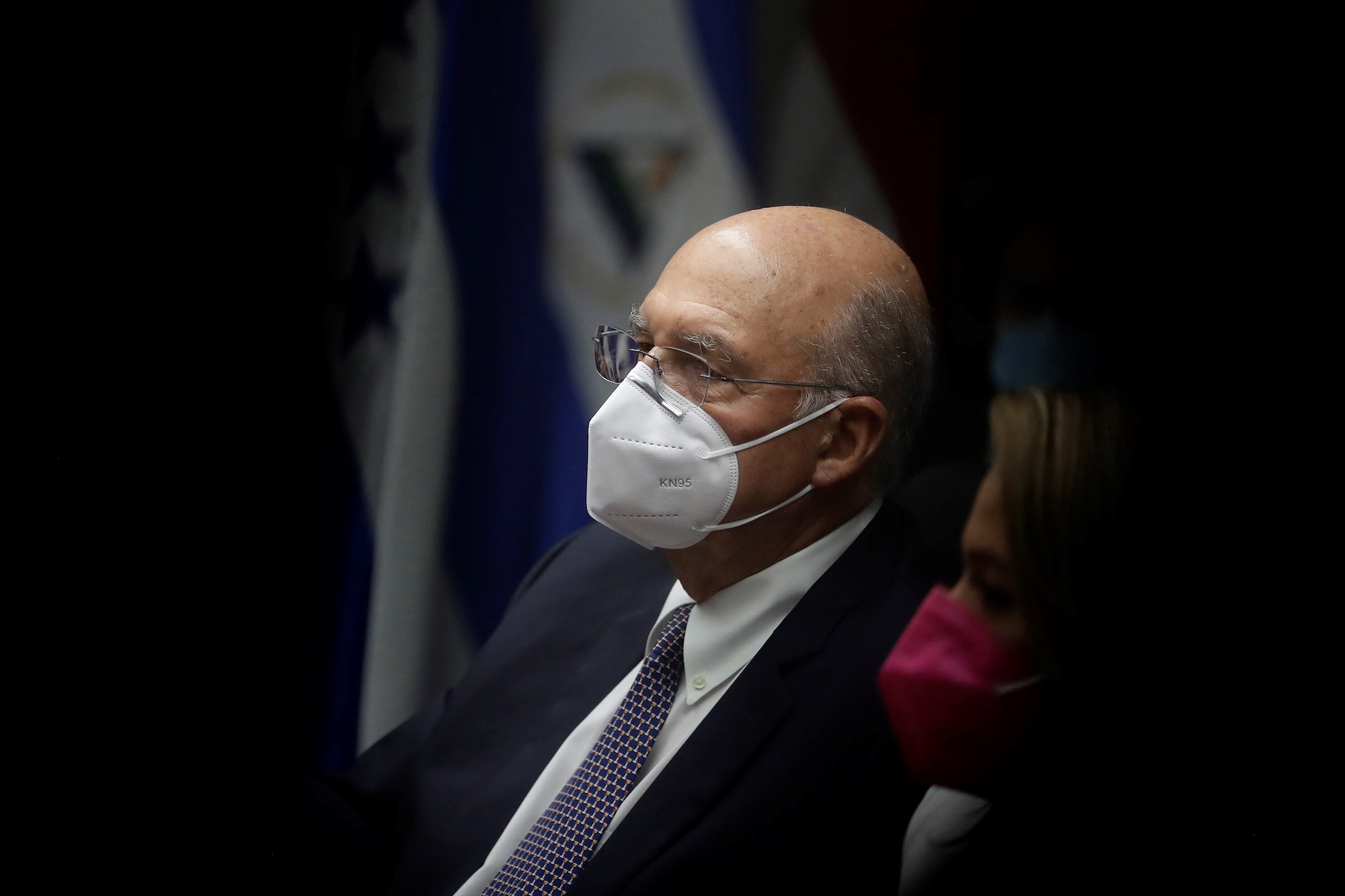 AME4095. SAN SALVADOR (EL SALVADOR), 23/12/2023.- Fotografía de archivo fechada el 21 de julio de 2021 del expresidente de El Salvador Alfredo Cristiani mientras se presenta ante una comisión especial de la Asamblea Legislativa que investiga posibles casos de corrupción de expresidentes, en San Salvador (El Salvador). Una corte de instrucción de El Salvador ordenó la detención provisional del expresidente Alfredo Cristiani (1989-1994) y un grupo de exdiputados de la Asamblea Legislativa por supuestamente encubrir a los autores de la masacre de 1.000 campesinos en El Mozote en 1981, durante la guerra civil (1980-1992), según dieron a conocer medios locales este sábado. EFE/ Rodrigo Sura ARCHIVO