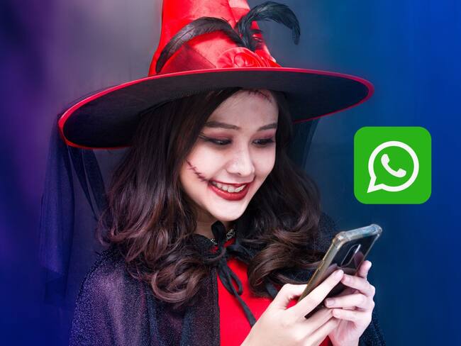 De fondo, una mujer disfrazada de bruja utiliza su celular para enviar mensajes de texto. Encima el logo de WhatsApp / Fotos: GettyImages y redes sociales