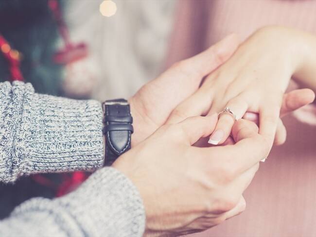 Funcionario de una aerolínea le pide matrimonio a su novia en pleno vuelo Lima- Bogotá