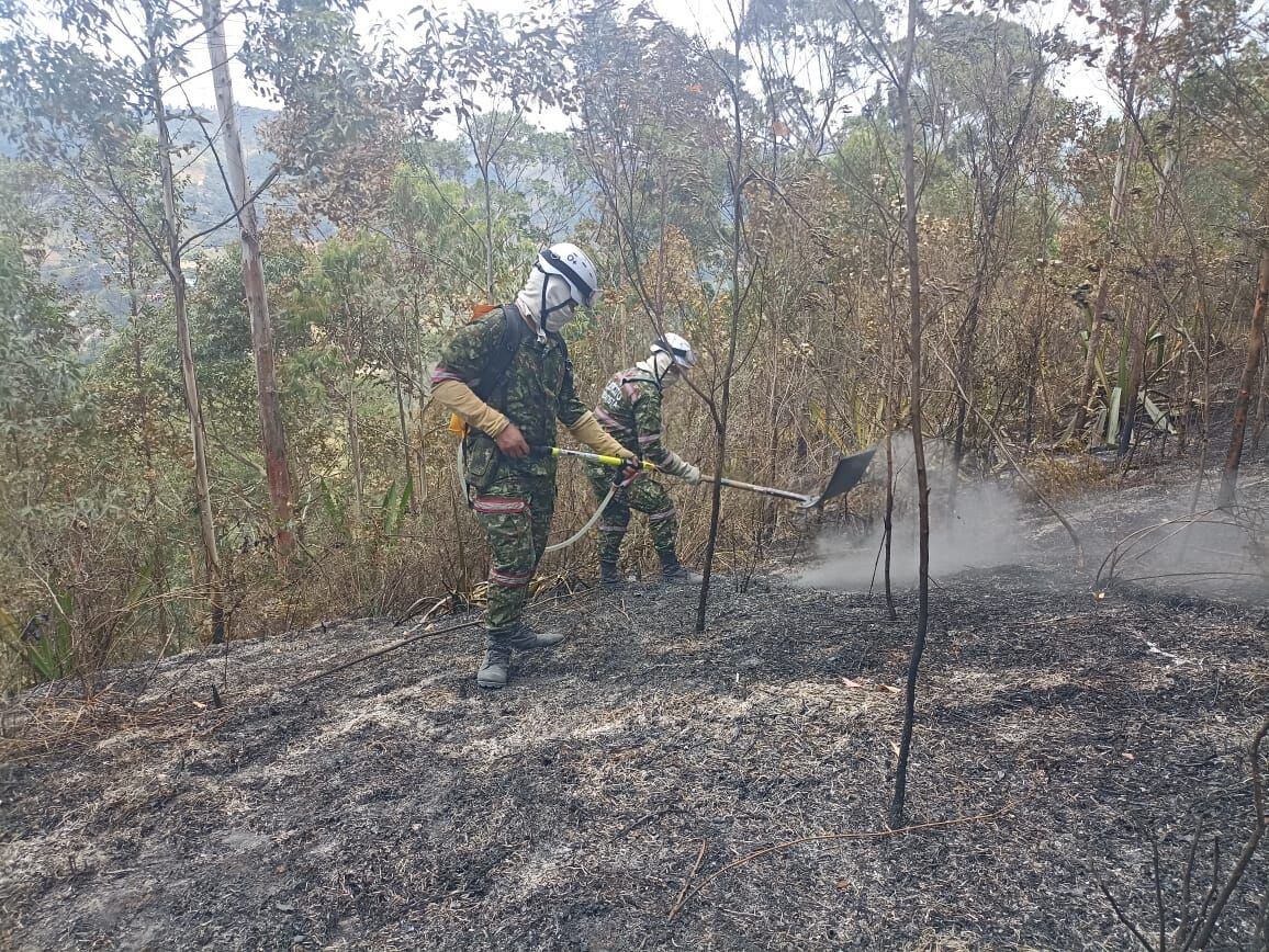 Apoyo aéreo y militar se suma a control de incendio forestal entre Yumbo y La Cumbre. Foto: Ejército.