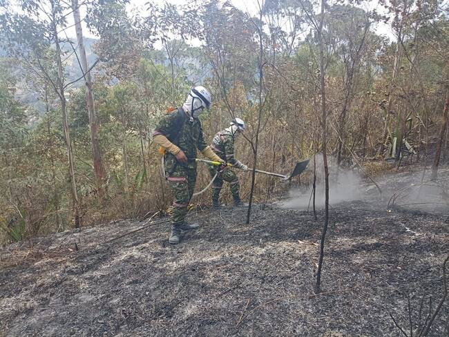 Apoyo aéreo y militar se suma a control de incendio forestal entre Yumbo y La Cumbre. Foto: Ejército.