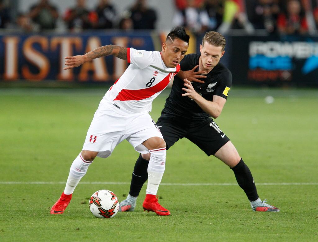 Christian Cueva de la Selección de Perú y Jeremy Brockie de Nueva Zelanda. (Photo by Enrique Cuneo/Getty Images)