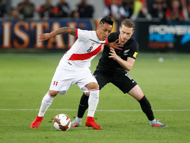 Christian Cueva de la Selección de Perú y Jeremy Brockie de Nueva Zelanda. (Photo by Enrique Cuneo/Getty Images)