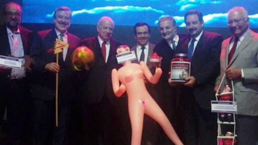 La foto está en la portada de cada medio chileno. Ha sido un auténtico escándalo.. Foto: BBC Mundo