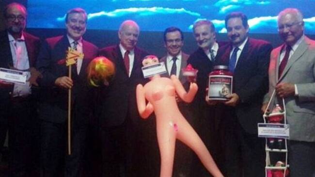 La foto está en la portada de cada medio chileno. Ha sido un auténtico escándalo.. Foto: BBC Mundo