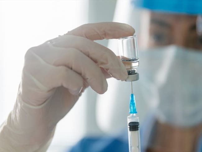 Vacuna contra el COVID-19. Foto: Getty Images / HISPANOLISTIC