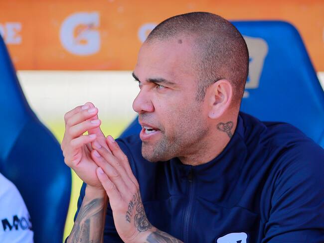 Dani Alves de Pumas gesticula durante el partido de primera ronda entre Pumas UNAM y FC Juárez como parte del Torneo Clausura 2023 Liga MX en el Estadio Olímpico Universitario el 8 de enero de 2023 en la Ciudad de México, México. Foto de Mauricio Salas/Jam Media/Getty Images.