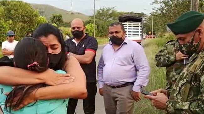 La madre del militar lamentó lo ocurrido y abrazó a la hermana de Juliana . Foto: Cortesía