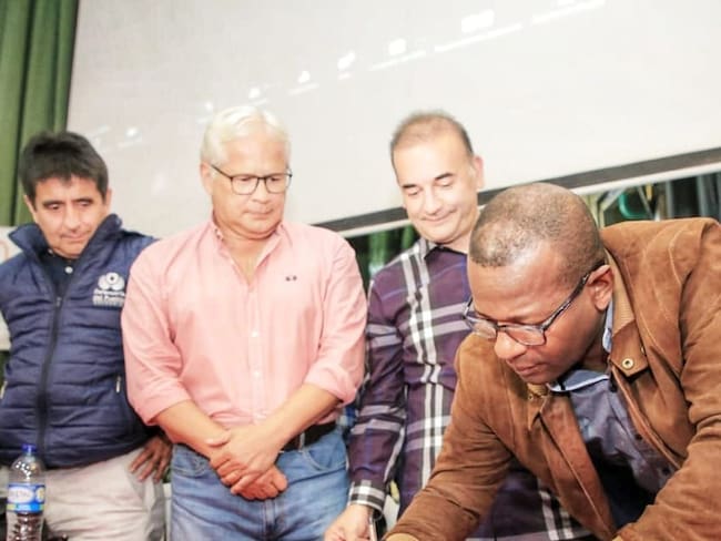 Autoridades, campesinos y otras organizaciones sociales firmaron nuevos acuerdos. Crédito: Gobernación del Cauca.