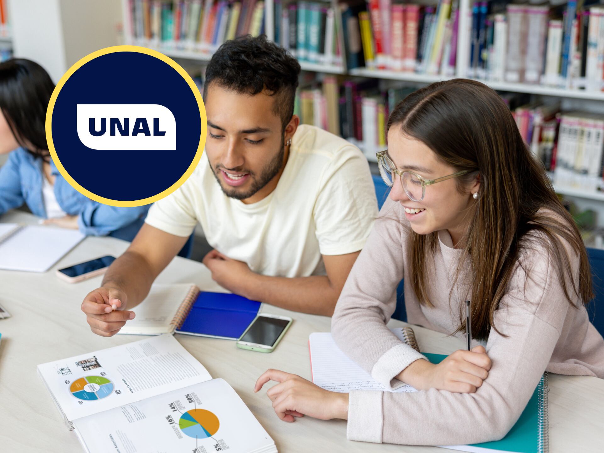 Universitarios estudiando en una biblioteca, junto al logo de la Universidad Nacional (GettyImages / redes sociales)
