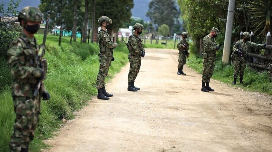 Las Fuerzas Militares adaptaron y dispusieron el alistamiento y empleo de sus capacidades logísticas para realizar el acompañamiento a las actividades de prevención y contención. Foto: Colprensa