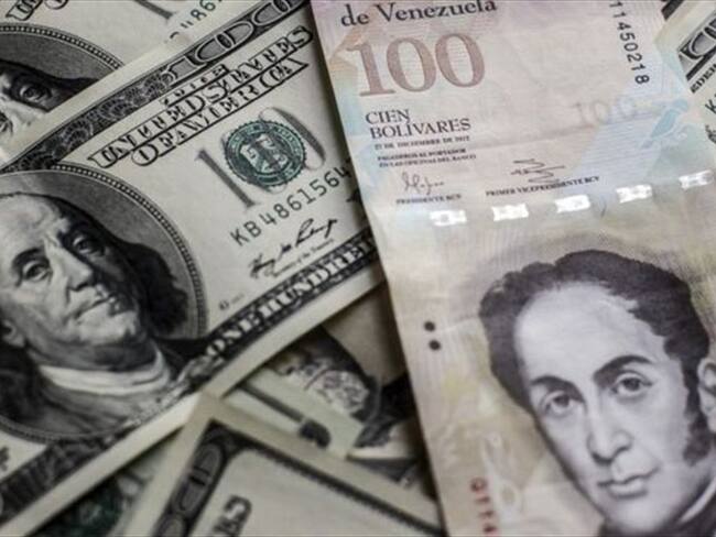 El billete de 100 bolívares tiene un cambio oficial de US$0,15, pero en el mercado negro del dólar solo alcanza US$0,02. Foto: BBC Mundo.