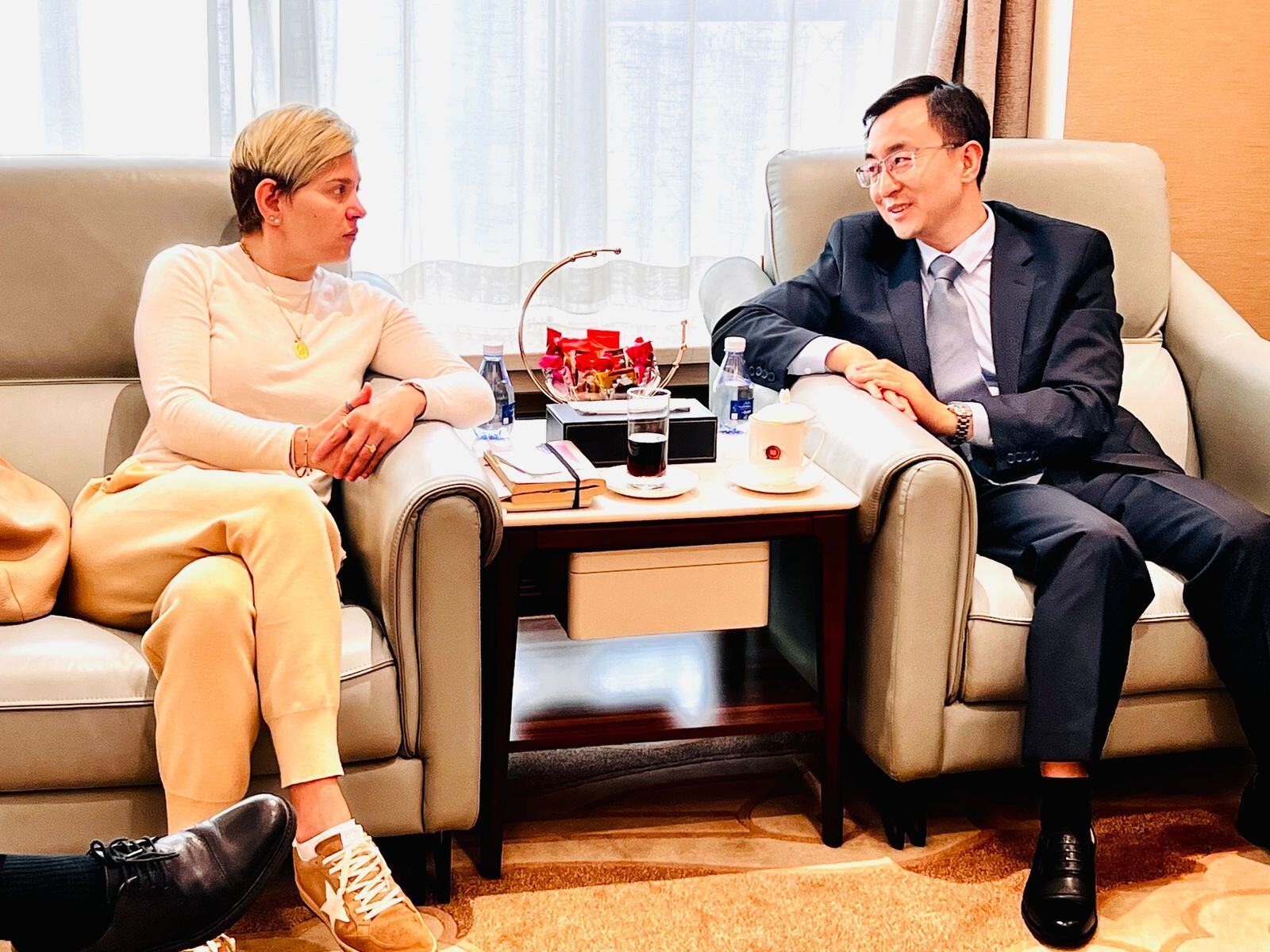 Verónica Alcocer y Dou Zhongyi. Foto:  Mauricio Vélez