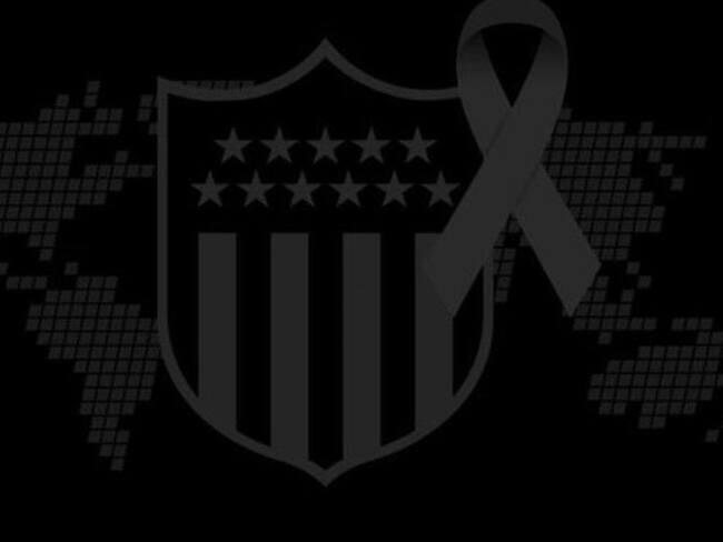 Tras la muerte del hincha Hernán Fioritto, Peñarol cambió en sus redes sociales su tradicional escudo amarillo y negro por uno sólo negro, como señal de luto.. Foto: BBC Mundo