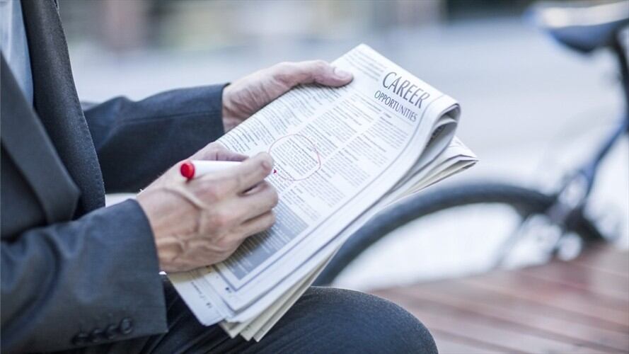 La historia de un hombre que encontró trabajo con su hoja de vida hecha a mano en papel de cuaderno. Foto: Getty Images