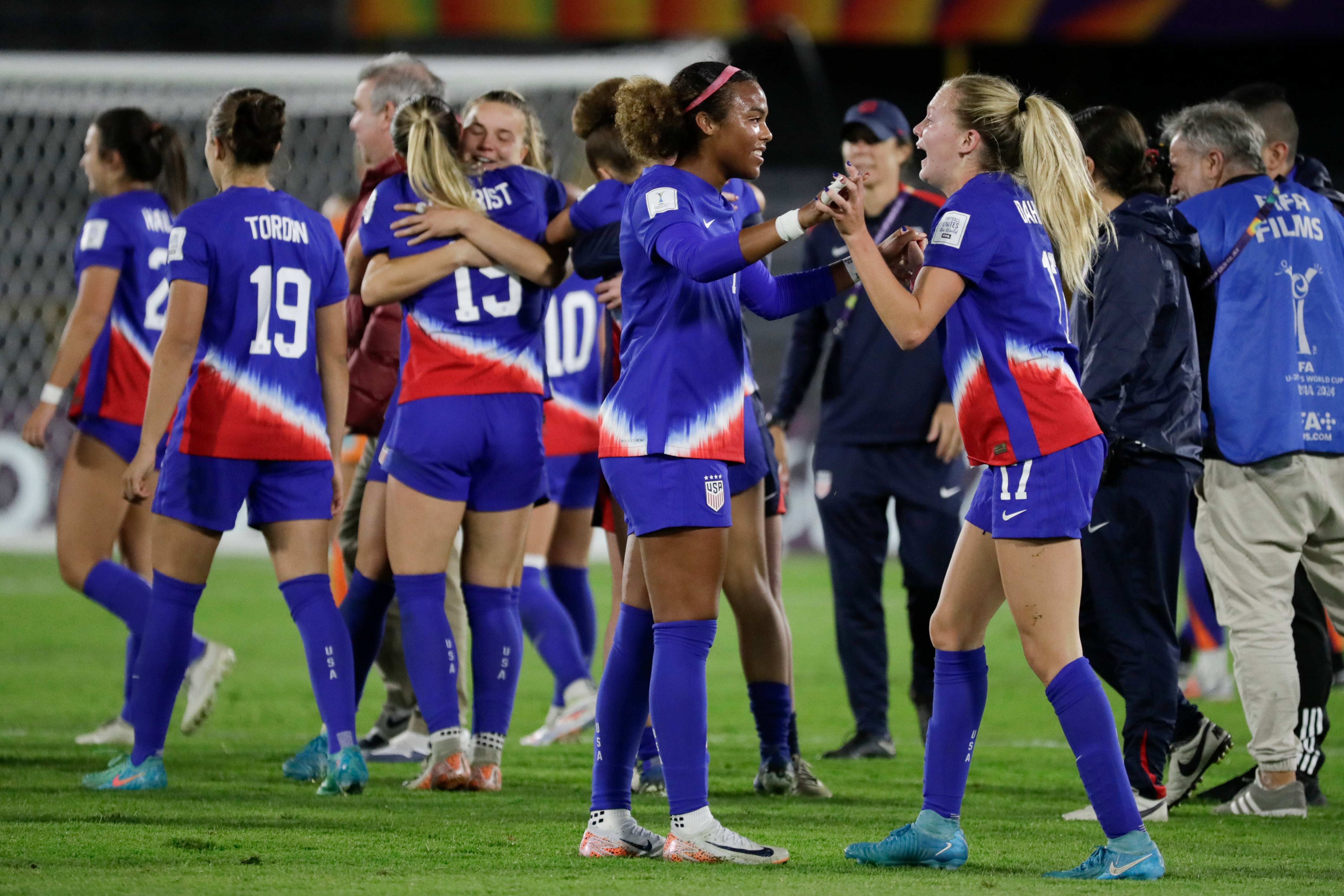 AME1445. BOGOTÁ (COLOMBIA), 21/09/2024.- Jugadoras de los Estados Unidos celebran este sábado, al final de un partido por el tercer lugar de la Copa Mundial Femenina sub-20 entre las selecciones de Estados Unidos y Países Bajos en el estadio El Campín, en Bogotá (Colombia). EFE/ Carlos Ortega