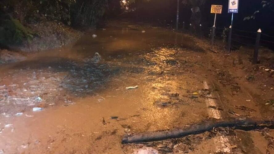 El Invías confirmó que desde horas de la mañana de este miércoles se desplazó maquinaria. Foto: Cortesía