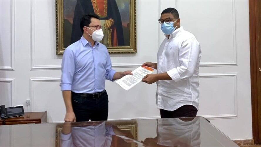 Richard Rafael Barros Perea recibiendo el decreto de nombramiento como alcalde encargado. Foto: Gobernación del Magdalena