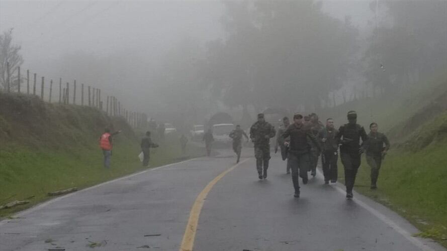 Integrantes de la Fuerza Pública que custodiaban la caravana por el corredor humanitario fueron hostigados con disparos de arma de fuego por grupos armados ilegales. Foto: Cortesía Adrián Tintinago