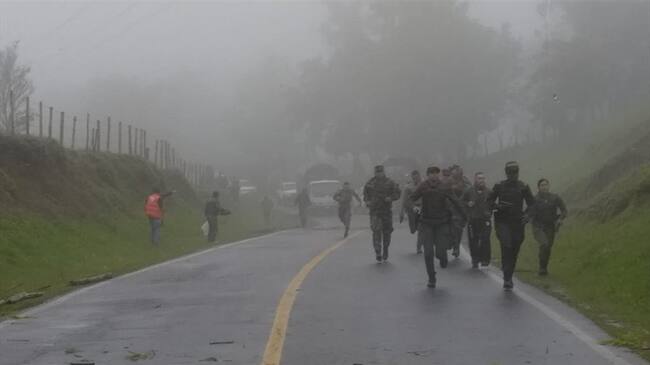 Integrantes de la Fuerza Pública que custodiaban la caravana por el corredor humanitario fueron hostigados con disparos de arma de fuego por grupos armados ilegales. Foto: Cortesía Adrián Tintinago