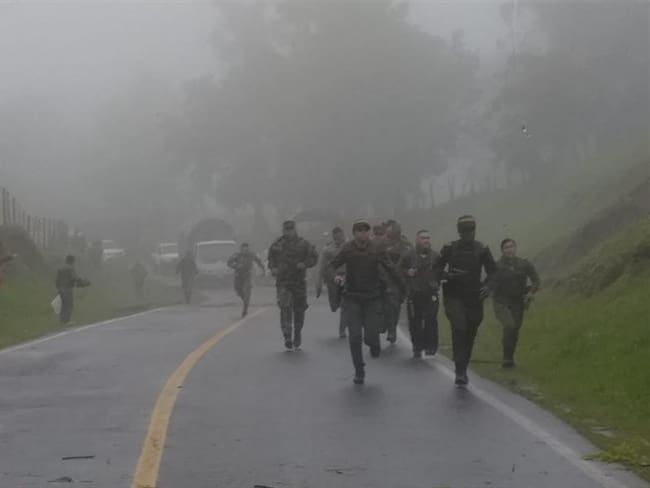 Integrantes de la Fuerza Pública que custodiaban la caravana por el corredor humanitario fueron hostigados con disparos de arma de fuego por grupos armados ilegales. Foto: Cortesía Adrián Tintinago