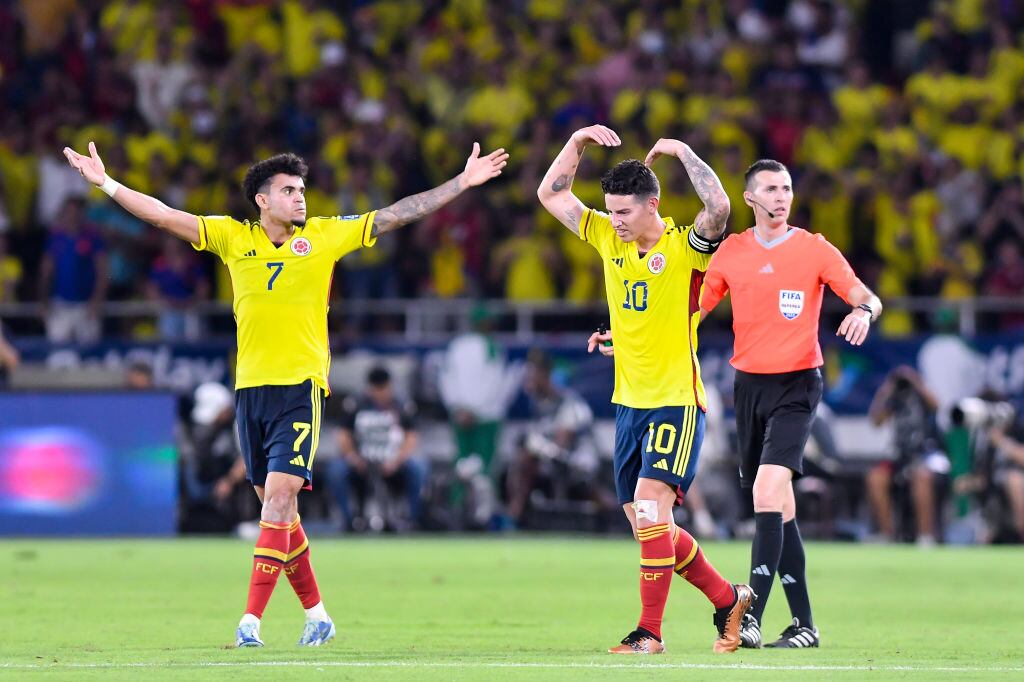 Luis Díaz y James Rodríguez durante la victoria de Colombia ante Brasil en Eliminatorias. Foto: Gabriel Aponte/Getty Images)