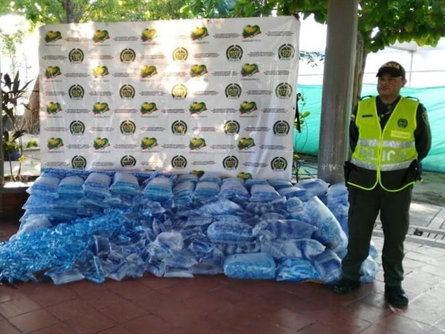 Decomisan cinco mil bolsas de agua sin registro sanitario en Soledad, Atlántico. Foto: Policía Ambiental.