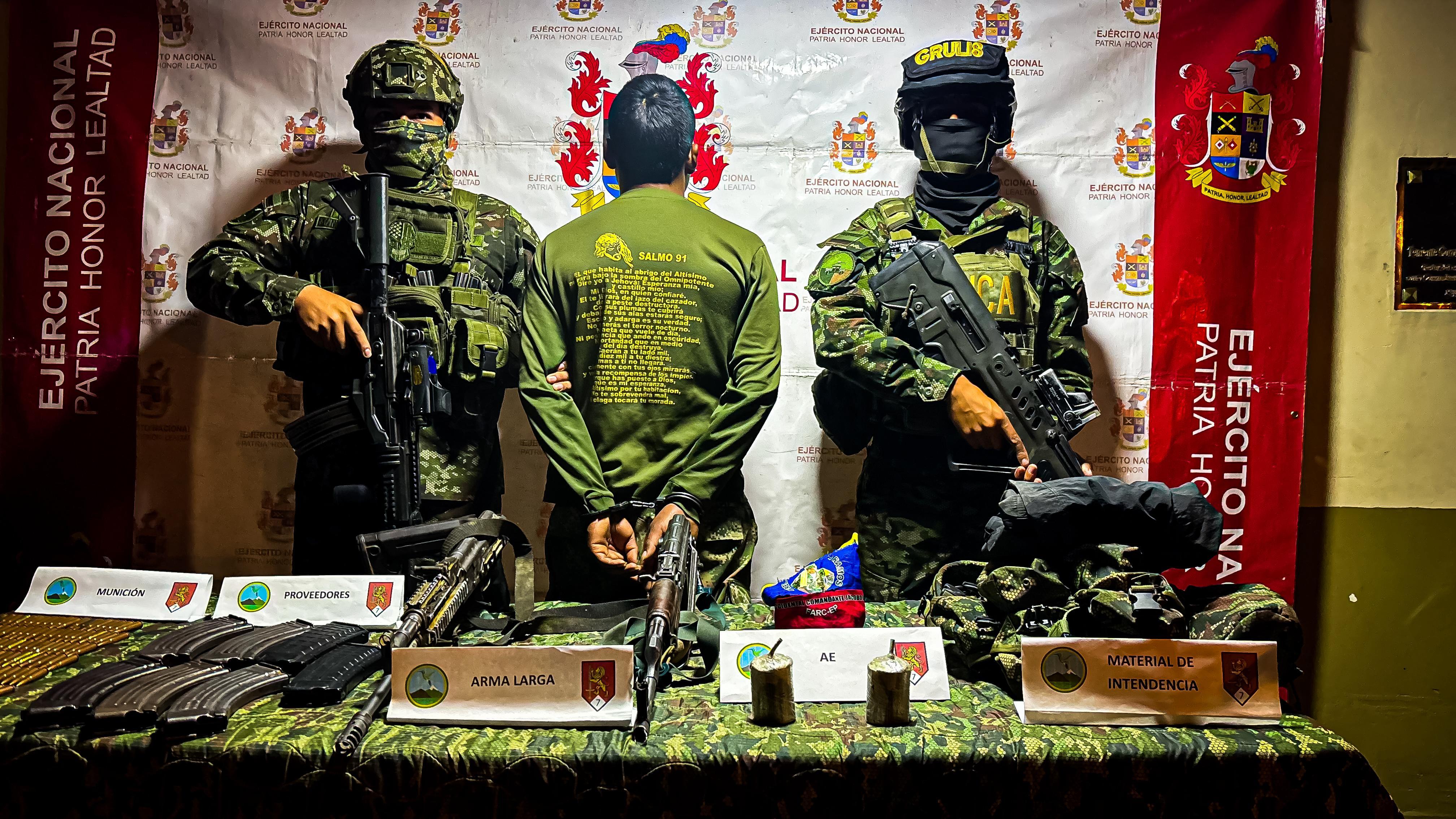 El capturado y los elementos incautados quedaron a disposición de la autoridad competente. Crédito: Ejército Nacional.