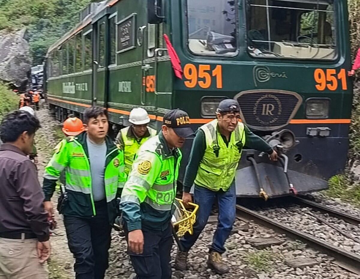Un total de 107 turistas heridos fueron atendidos tras choque de trenes en Perú. Foto: Carolina Paucar / AFP