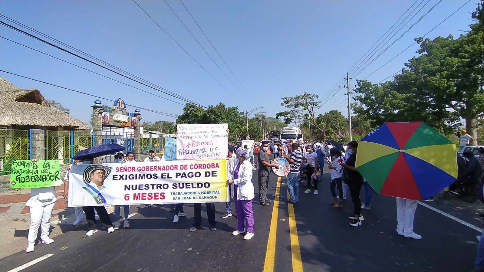 Por falta de pago, profesionales de la salud bloquean vía en Córdoba. Foto: cortesía.