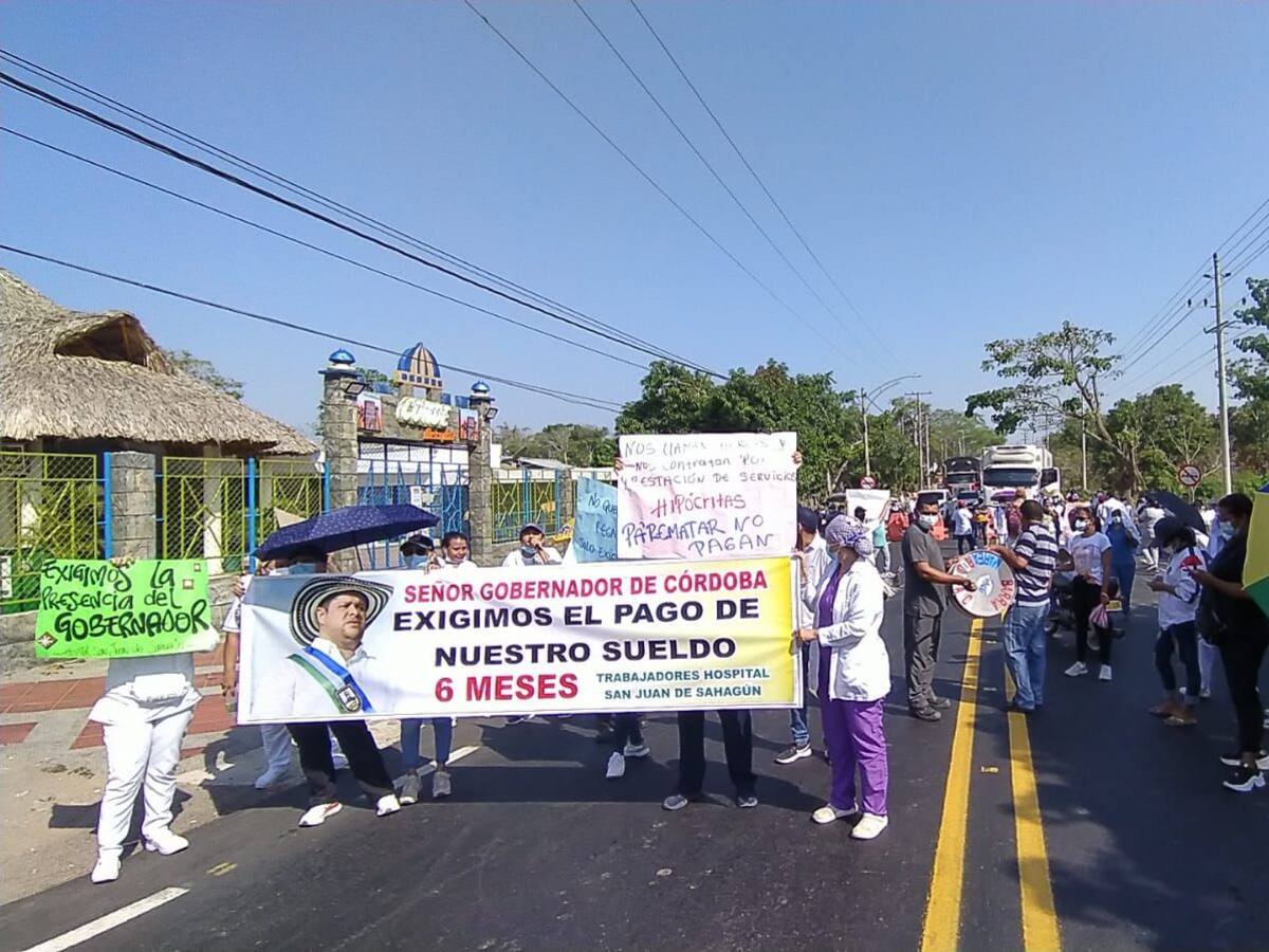 Por falta de pago, profesionales de la salud bloquean vía en Córdoba