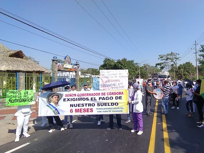 Por falta de pago, profesionales de la salud bloquean vía en Córdoba. Foto: cortesía.