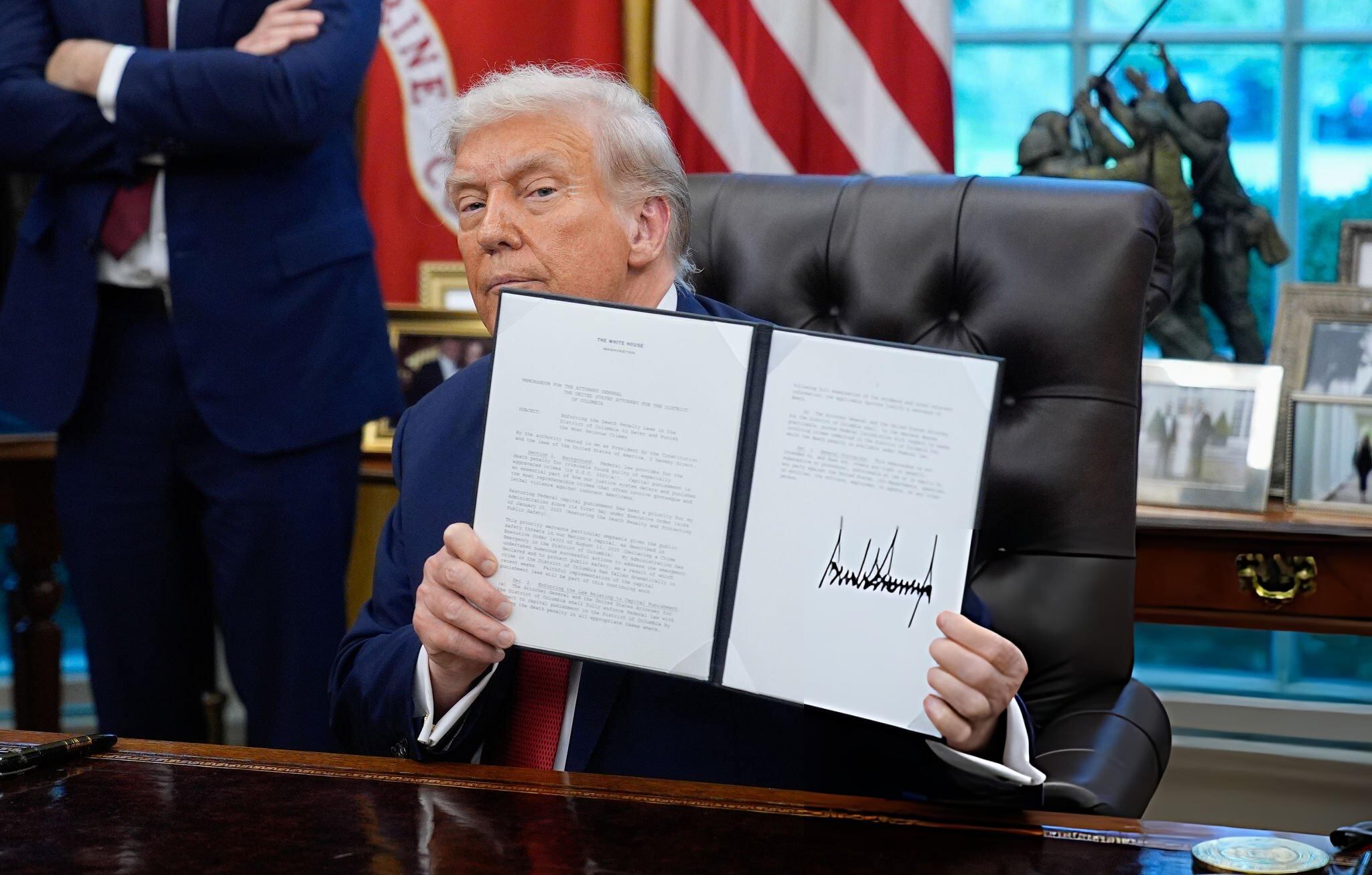 El presidente de Estados Unidos, Donald Trump, muestra una orden ejecutiva firmada en la Oficina Oval de la Casa Blanca en Washington D. C., Estados Unidos, el jueves 25 de septiembre de 2025. FOTO: Yuri Gripas/Abaca/Bloomberg vía Getty Images