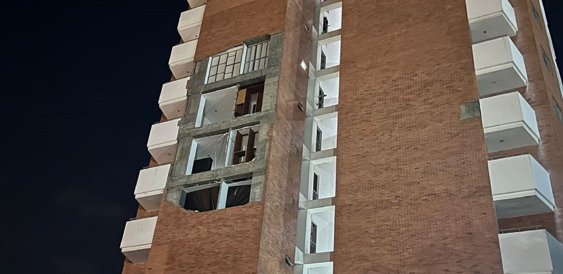 Continúa caída de la fachada del edificio Versalles en Cúcuta- Cortesía W Radio