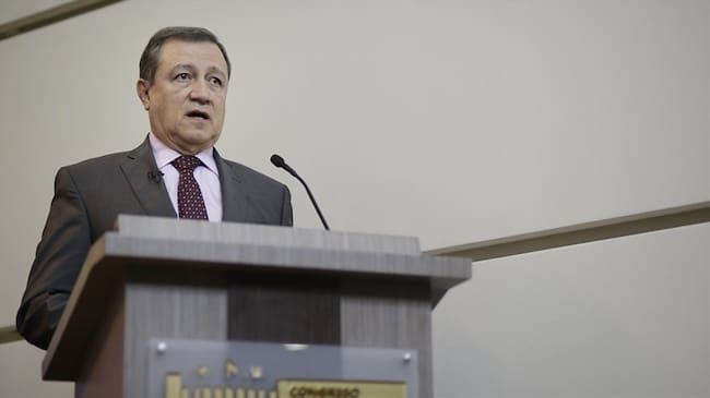 El senador del Centro Democrático, Ernesto Macías, anunció que no continuará con su precandidatura a la Presidencia de la República. Foto: Colprensa