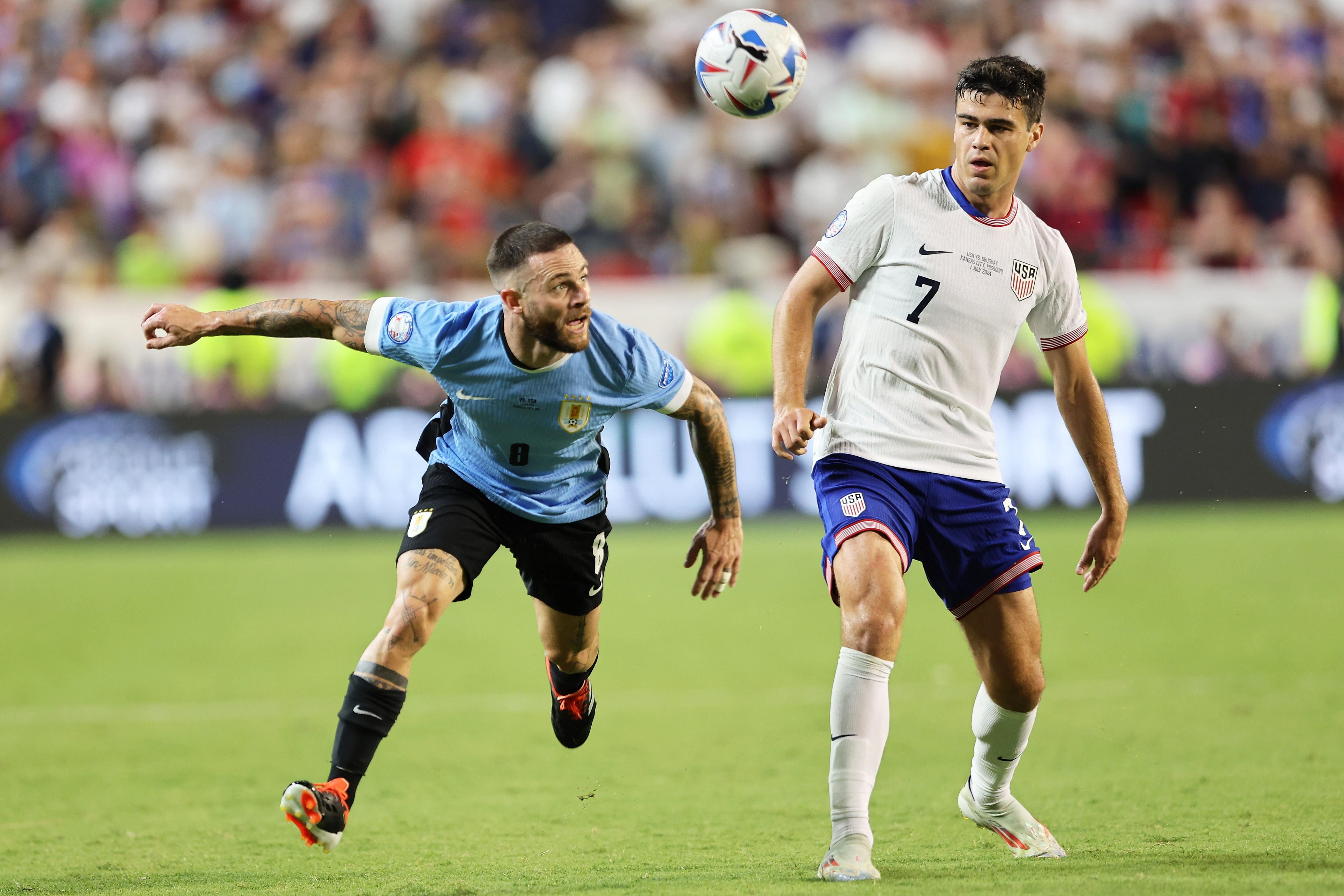 Kansas City (United States), 01/07/2024.- Uruguay's Nahitan Nandez (L) and Giovanni Reyna of the United States in action during a CONMEBOL Copa America group C soccer match in Kansas City, Missouri, USA, 01 July 2024. (Estados Unidos) EFE/EPA/WILLIAM PURNELL