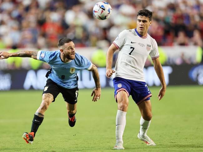 Kansas City (United States), 01/07/2024.- Uruguay's Nahitan Nandez (L) and Giovanni Reyna of the United States in action during a CONMEBOL Copa America group C soccer match in Kansas City, Missouri, USA, 01 July 2024. (Estados Unidos) EFE/EPA/WILLIAM PURNELL