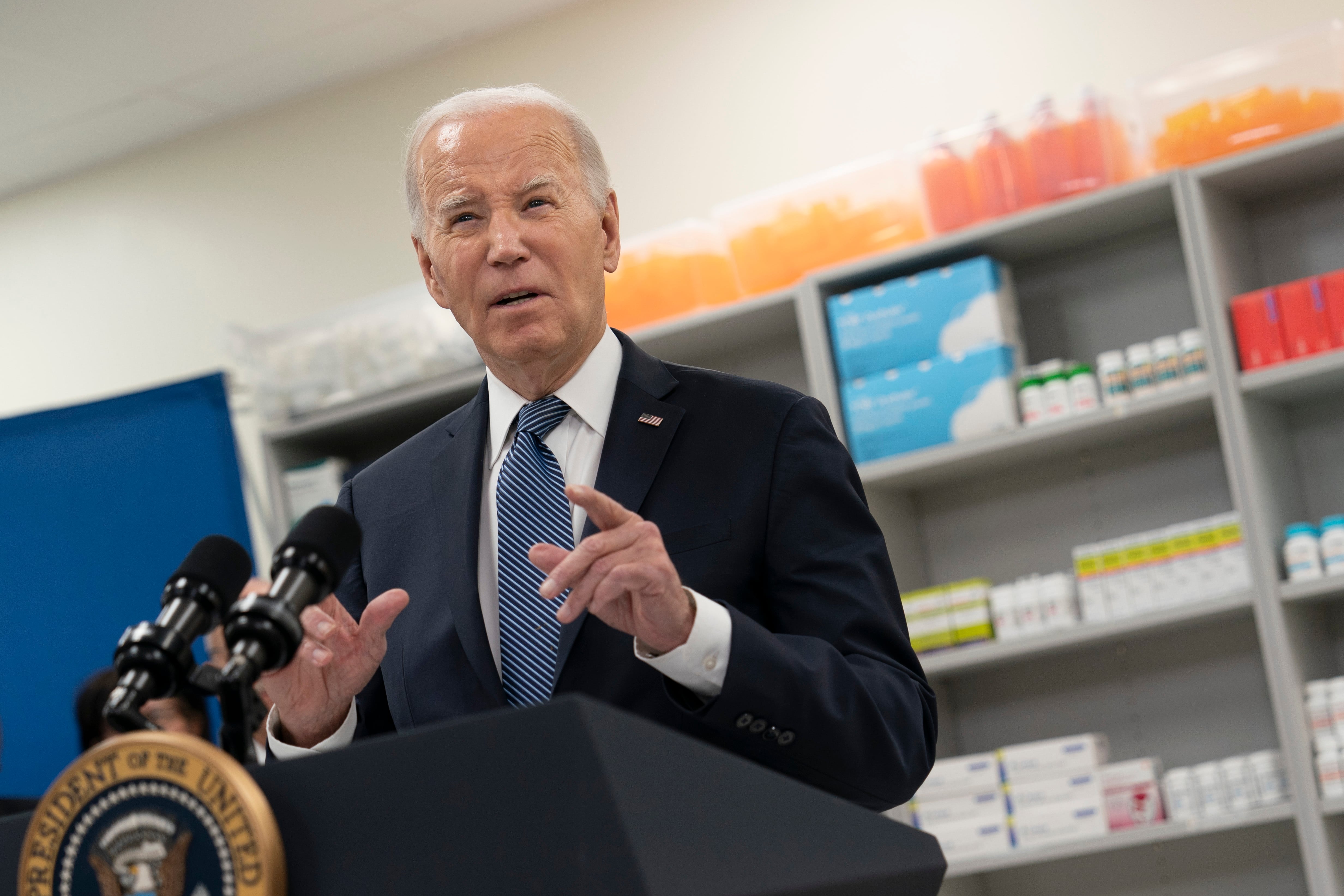 Bethesda (United States Of America), 14/12/2023.- US President Joe Biden makes remarks on his administration's efforts to lower prescription drug costs at the National Institutes of Health, Bethesda, Maryland, USA, 14 December 2023. EFE/EPA/Chris Kleponis / POOL